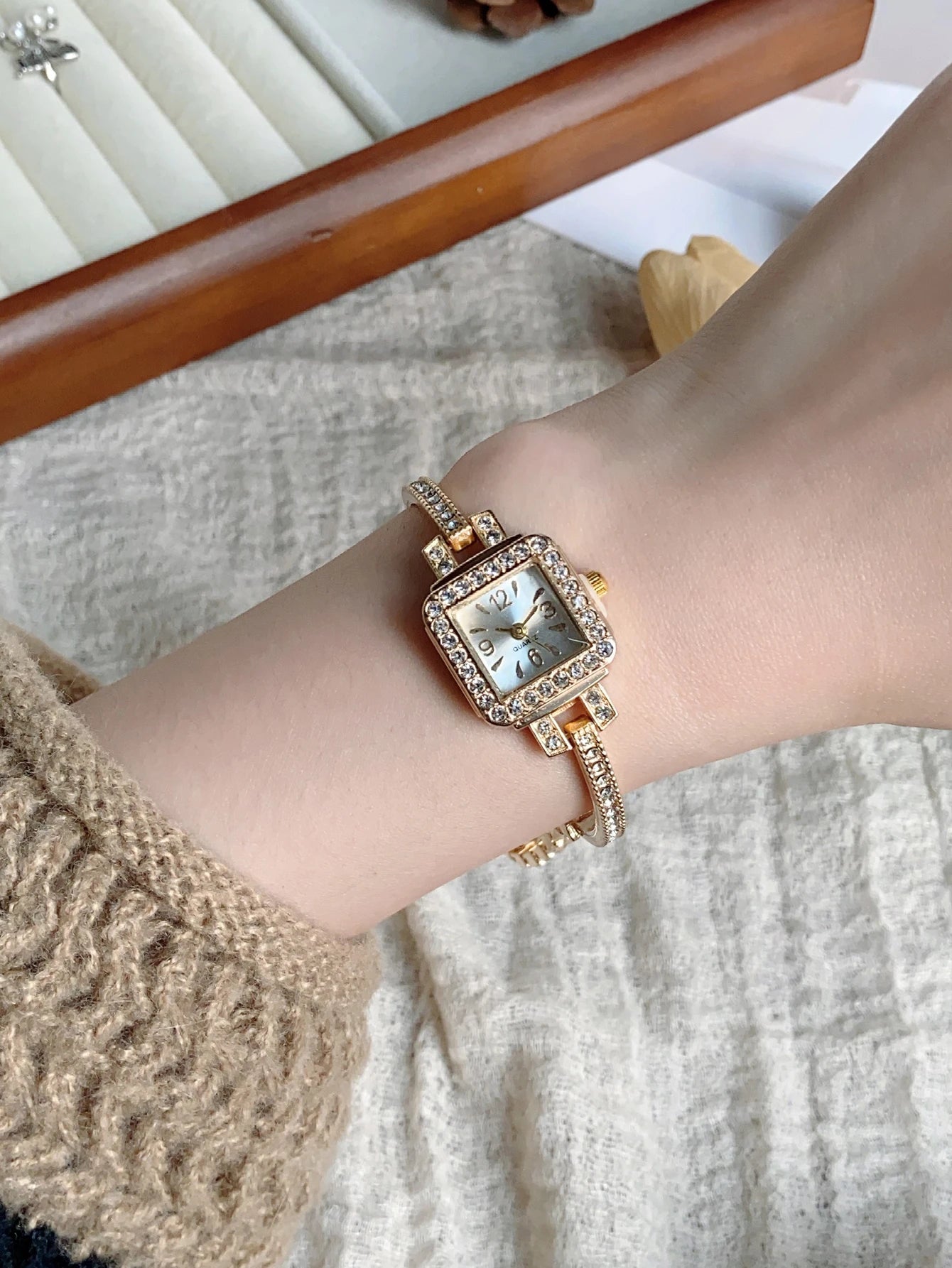 Minimalist Niche Women's Quartz Wrist Watches Small Dial Fashionable Exquisite Quartz Watch for Women